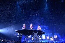 雪が舞う中「フユコイ」を歌うエビ中。