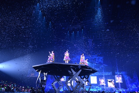 雪が舞う中「フユコイ」を歌うエビ中。