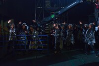 エビ中や観客と一緒になって踊る獣たち。