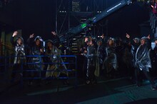 エビ中や観客と一緒になって踊る獣たち。