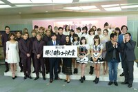 「第57回 輝く！日本レコード大賞」の記者会見に出席したクマムシ（右端）ら。