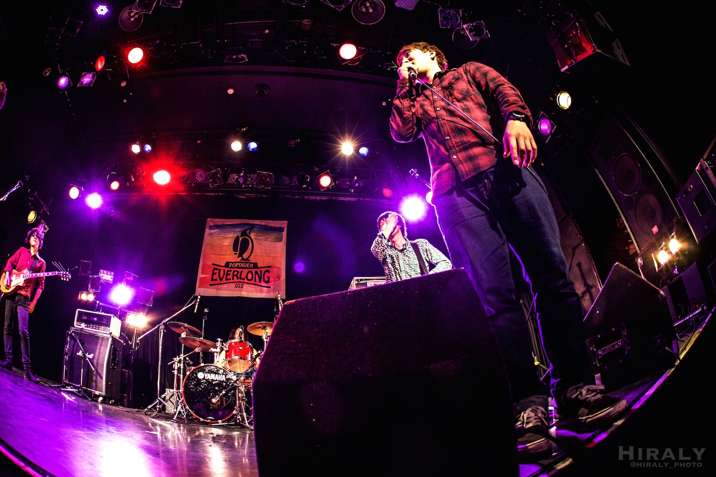 EVERLONGのステージに登場するよっぴー（Vo, B / POT）。（撮影：ひらりい）