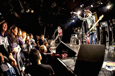 EVERLONGのライブでPOTメンバーがセキュリティを担当する様子。（撮影：ひらりい）