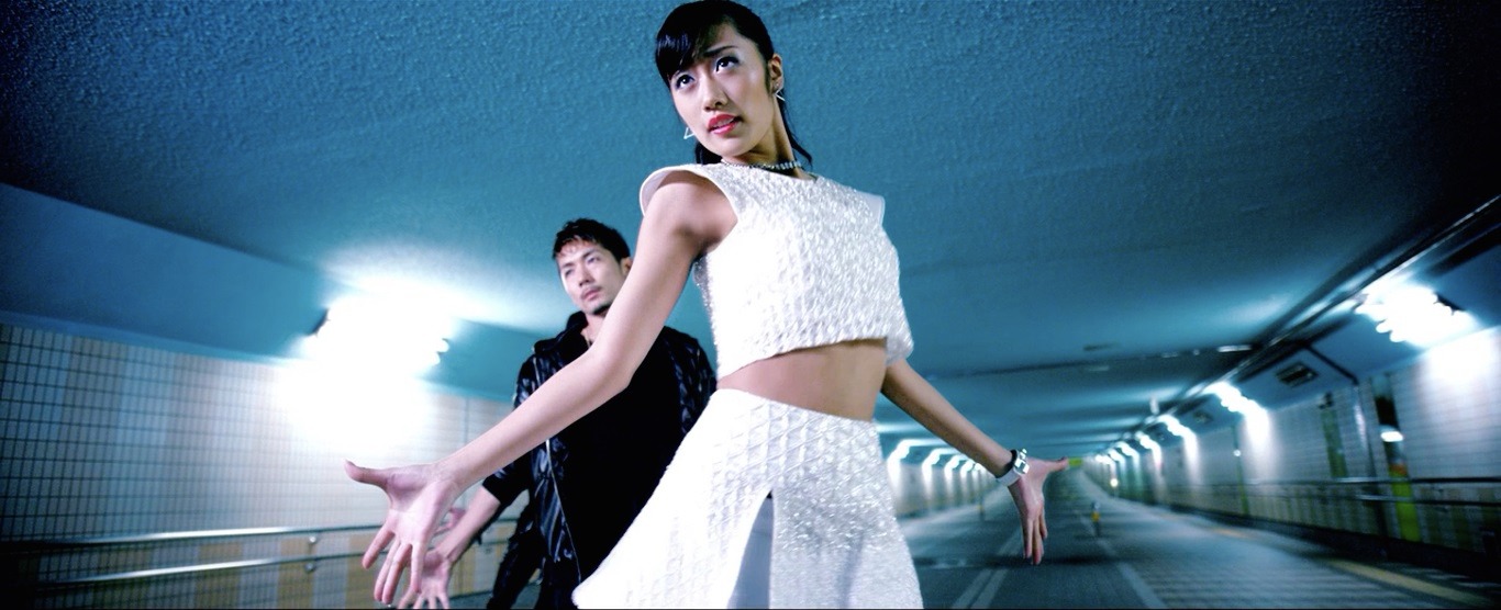 藤田奈那「右足エビデンス」MVのワンシーン。 (c)AKS