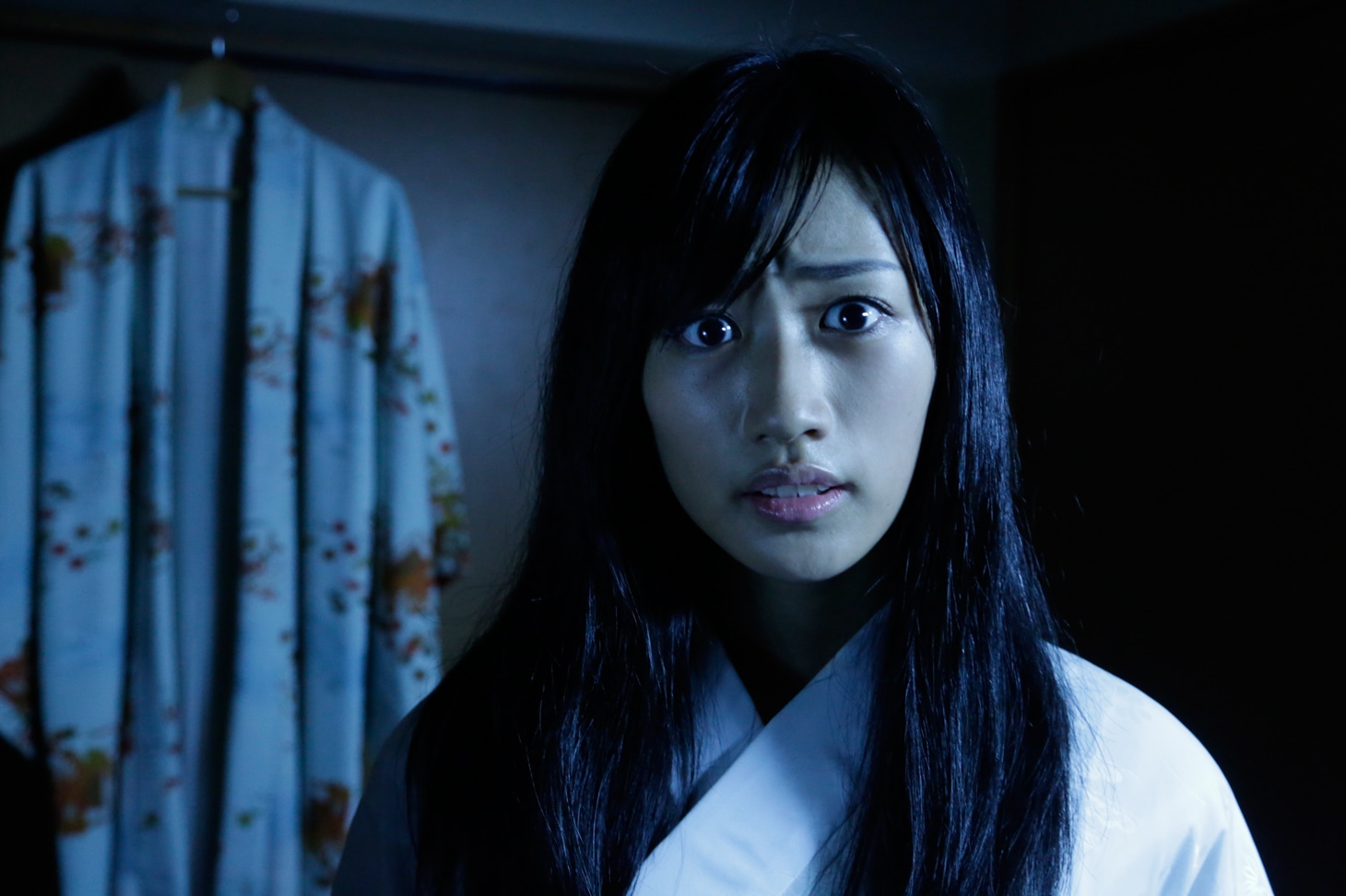 「AKBホラーナイト アドレナリンの夜」第27話「死舞」のワンシーン。(c)AKBホラーナイト製作委員会