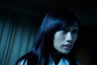 「AKBホラーナイト アドレナリンの夜」第27話「死舞」のワンシーン。(c)AKBホラーナイト製作委員会