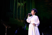 「安倍なつみ Gloria Chapel Concert～Shiny Night!～」の様子。（写真提供：アップフロント）