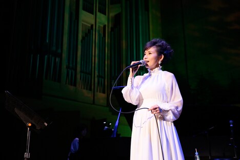 「安倍なつみ Gloria Chapel Concert～Shiny Night!～」の様子。（写真提供：アップフロント）