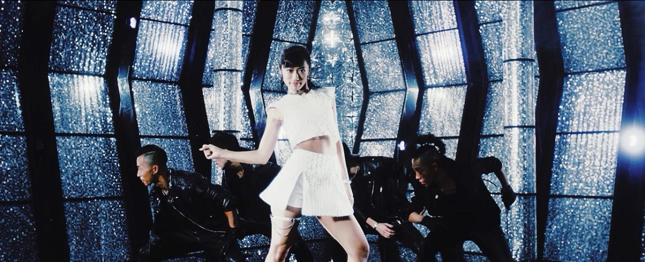 藤田奈那「右足エビデンス」MVのワンシーン。 (c)AKS