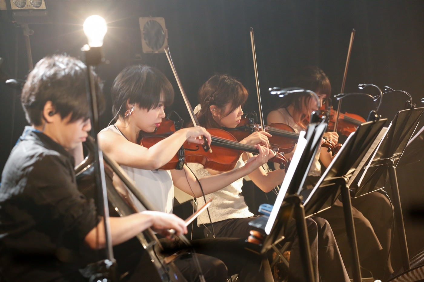 「fox capture plan LIKE A BUTTERFLY TOUR」LIQUIDROOM公演に参加したストリングス隊。 （撮影：関口佳代）