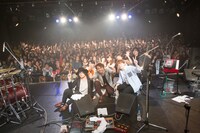 「fox capture plan LIKE A BUTTERFLY TOUR」LIQUIDROOM公演の記念写真。 （撮影：関口佳代）