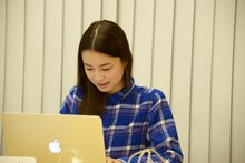 「Listen with」でファンとチャットする片平里菜。