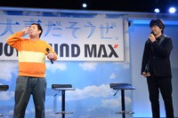 秦基博にもらった“モノマネウォーター”を飲むカズマ・スパーキン（左）。