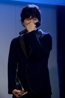 笑いをこらえる秦基博。