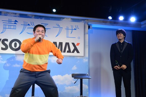 カズマ・スパーキンが「ひまわりの約束」を熱唱するのを見守る秦基博(右)。