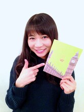 「TOKYO GIRLS STYLE 5th Anniversary LIVE -キラリ☆ into the new world」Blu-ray初回限定盤のフォトブックを持つ庄司芽生。