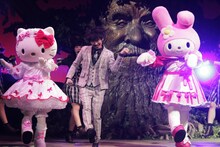 「清 竜人25×サンリオピューロランド25周年。スペシャルコラボライブ!!」の様子。（写真提供：TOY'S FACTORY）(c)2015 SANRIO CO.,LTD.