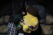 ポムポムプリンに抱きつく清桃花。（写真提供：TOY'S FACTORY）(c)2015 SANRIO CO.,LTD.