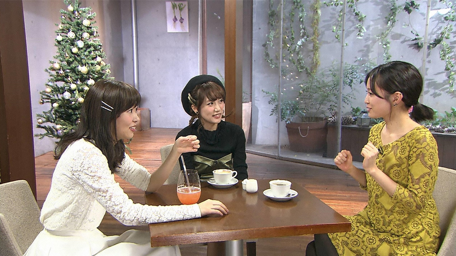 左より指原莉乃（HKT48）、高橋みなみ（AKB48）、前田敦子。(c)フジテレビ