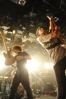 左から山本大樹（B, Cho）、椎木知仁（G, Vo）。（撮影：藤川正典）