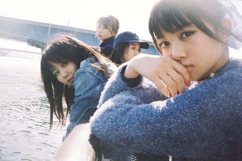 雑誌「NYLON JAPAN」がビジュアルプロデュースを担当した「REFLECTION」Type-Bフォトブックのワンカット。