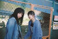 雑誌「NYLON JAPAN」がビジュアルプロデュースを担当した「REFLECTION」Type-Bフォトブックのワンカット。