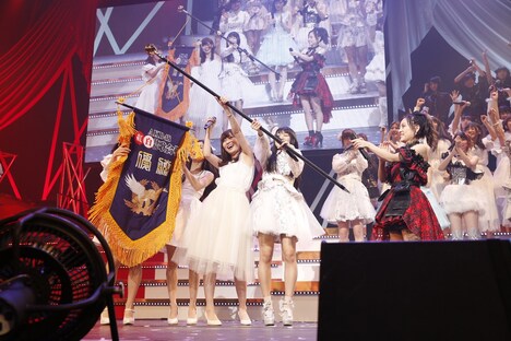 「第5回 AKB48紅白対抗歌合戦」の優勝旗を掲げる指原莉乃(写真中央)。(c)AKS