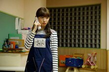 「AKBホラーナイト アドレナリンの夜」より、小嶋陽菜が出演する第22話「先生、嫌い」のワンシーン。 (c)AKBホラーナイト製作委員会 / (c)AKS