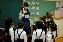 「AKBホラーナイト アドレナリンの夜」より、小嶋陽菜が出演する第22話「先生、嫌い」のワンシーン。 (c)AKBホラーナイト製作委員会 / (c)AKS