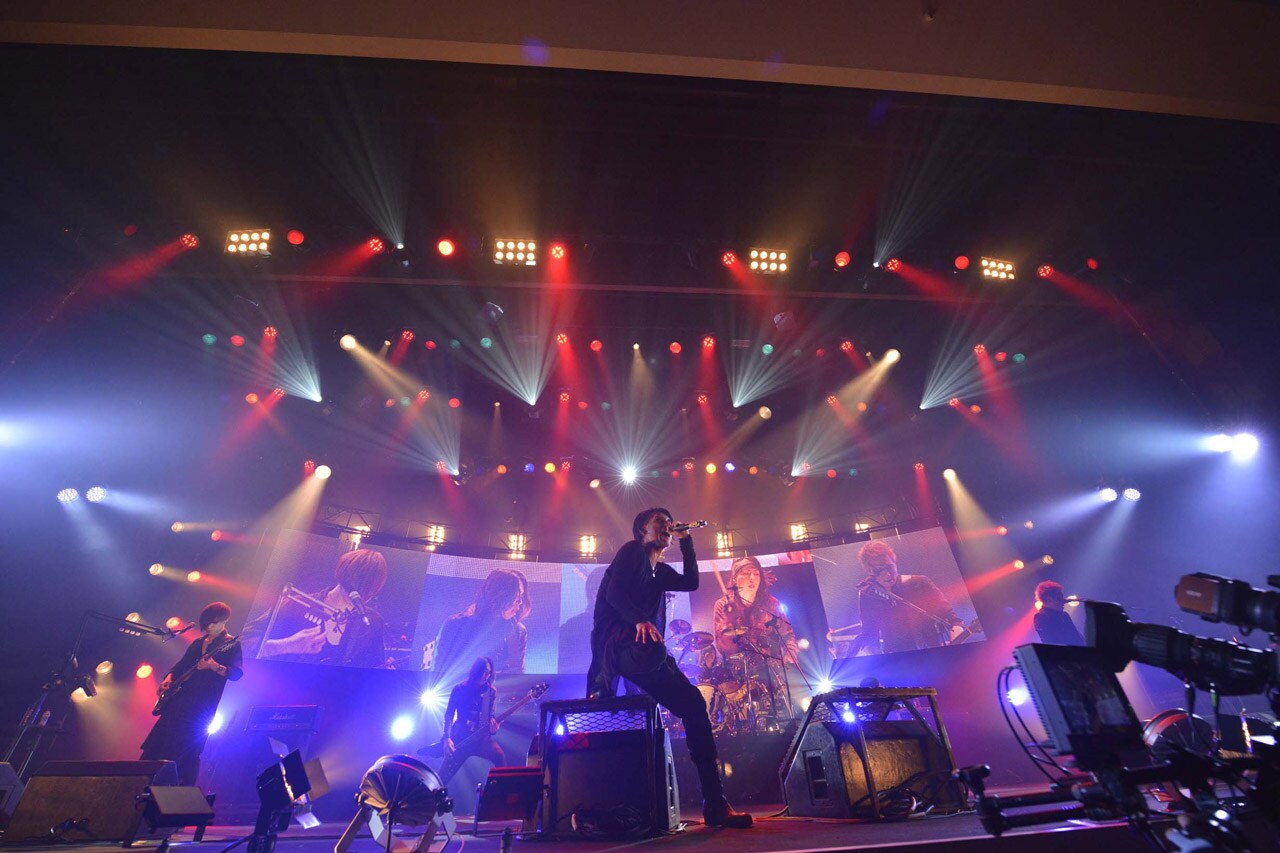 lynch.「HALL TOUR'15『THE DECADE OF GREED』」東京・渋谷公会堂公演の様子。（写真提供：KING RECORDS）
