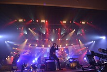 lynch.「HALL TOUR'15『THE DECADE OF GREED』」東京・渋谷公会堂公演の様子。（写真提供：KING RECORDS）