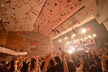 lynch.「HALL TOUR'15『THE DECADE OF GREED』」東京・渋谷公会堂公演の様子。（写真提供：KING RECORDS）