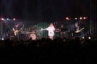 MACOのライブの様子。（写真提供：Virgin Music）