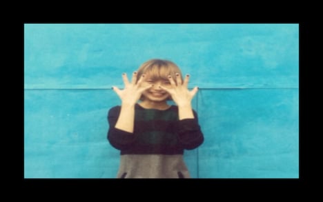 Mayu「ほろよいヒロイン」MVのワンシーン。