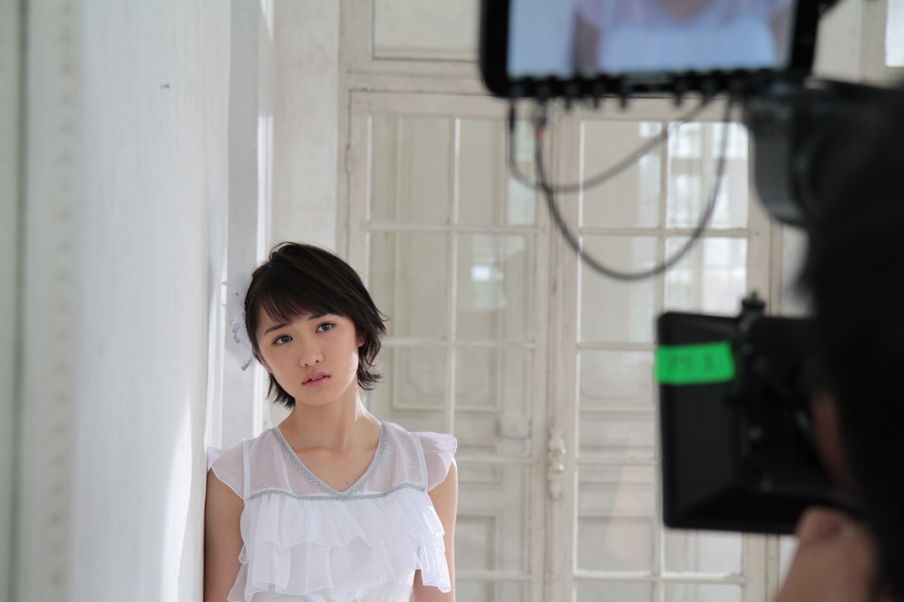 「冷たい風と片思い」MV撮影中の工藤遥。（写真提供：アップフロント）