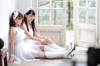 「冷たい風と片思い」MV撮影中の石田亜佑美、飯窪春菜。（写真提供：アップフロント）