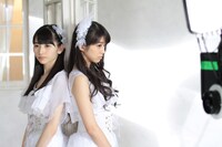 「冷たい風と片思い」MV撮影中の尾形春水、牧野真莉愛。（写真提供：アップフロント）