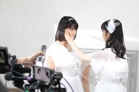 「冷たい風と片思い」MV撮影中の羽賀朱音、野中美希。（写真提供：アップフロント）