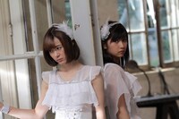 「冷たい風と片思い」MV撮影中の生田衣梨奈、佐藤優樹。（写真提供：アップフロント）