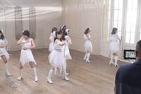 「冷たい風と片思い」MV撮影中のモーニング娘。'15（写真提供：アップフロント）