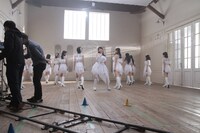 「冷たい風と片思い」MV撮影中のモーニング娘。'15（写真提供：アップフロント）