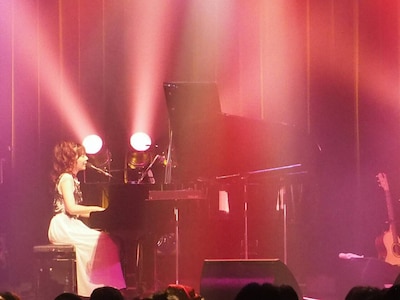 岡本真夜のライブの様子。（写真提供：ドリーミュージック）