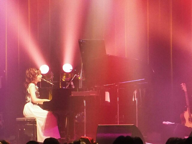 岡本真夜のライブの様子。（写真提供：ドリーミュージック）