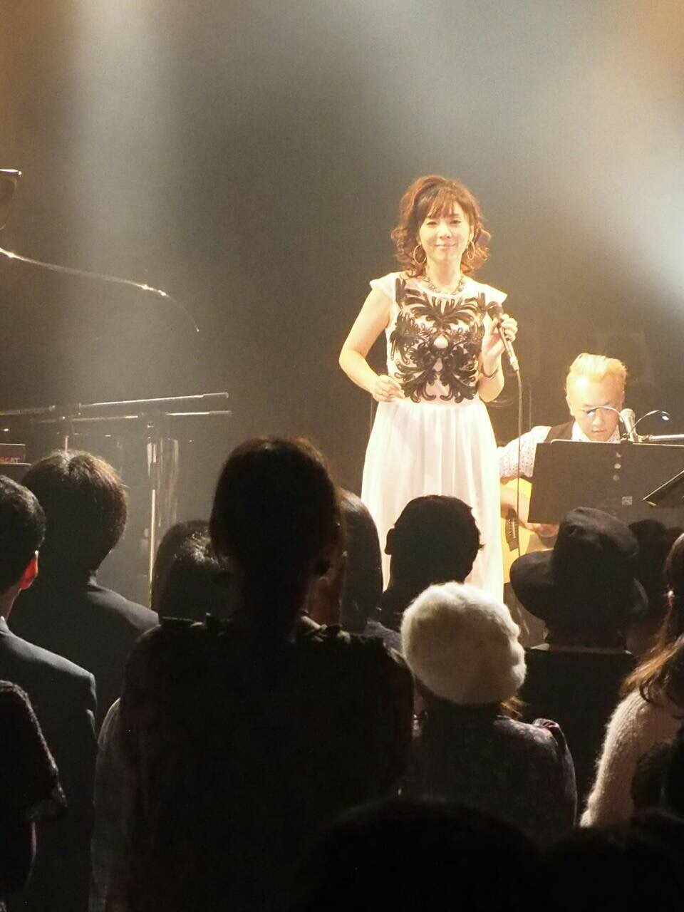 岡本真夜のライブの様子。（写真提供：ドリーミュージック）