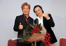 左からつるの剛士、世良公則。