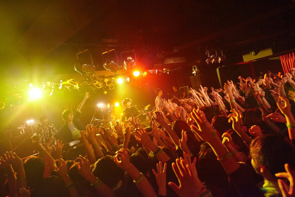 「Mrs. GREEN APPLE presents Mrs. ONEMAN TOUR ～東と名と阪～」Music Club JANUS公演の様子。（撮影：川崎龍弥）