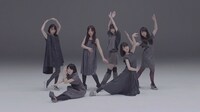 乃木坂46「あらかじめ語られるロマンス」ミュージックビデオのワンシーン。