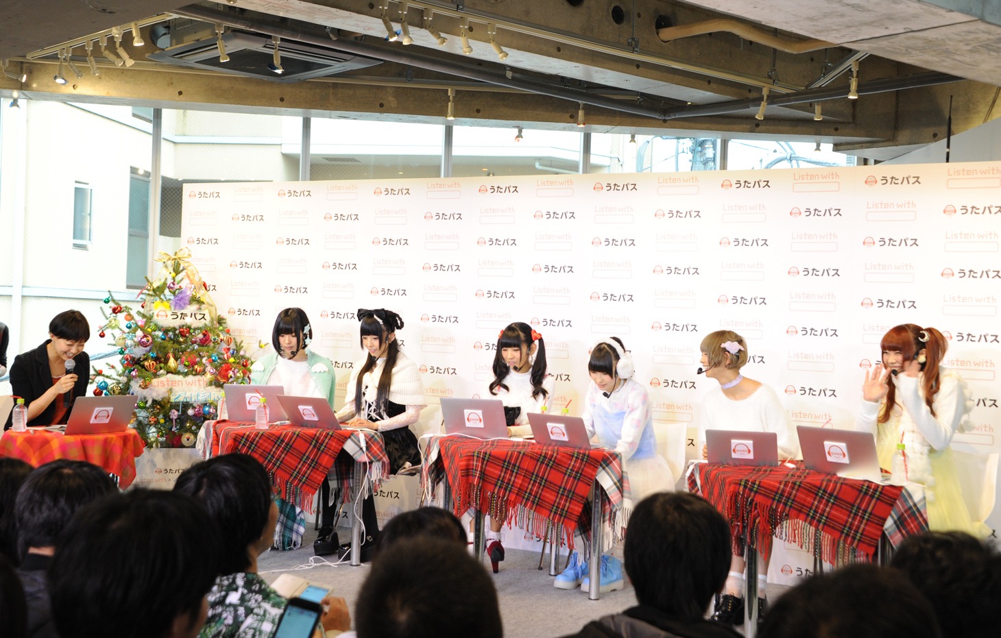 「Listen with」でファンとチャットするでんぱ組.inc。