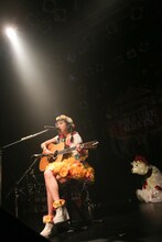 アコースティックギター弾き語りで大原櫻子「サンキュー。」を披露する伊藤千由李。（撮影：笹森健一）