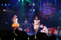 浅野尚志のピアノ伴奏で「Sweet Memories」を歌う伊藤千由李と伊藤千咲美。（撮影：笹森健一）